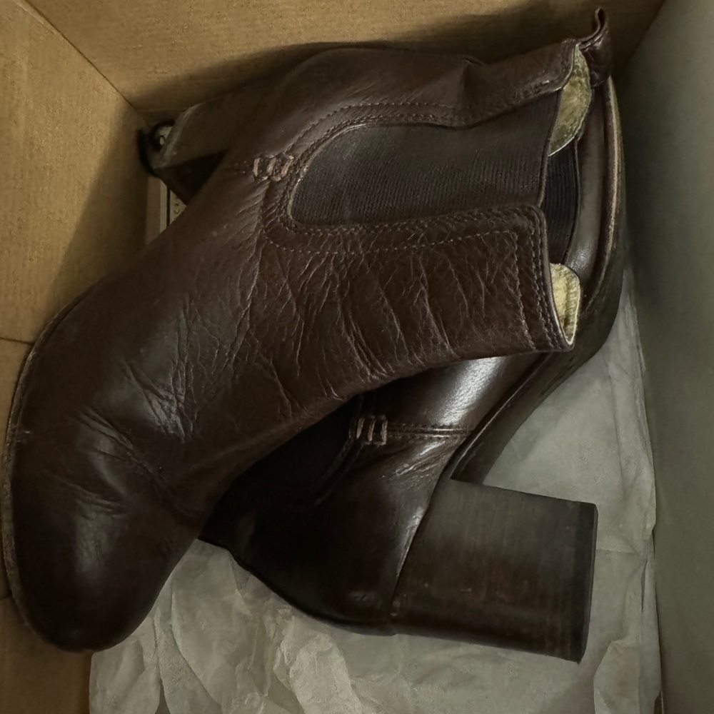 Frye Chelsea boots (size 6)